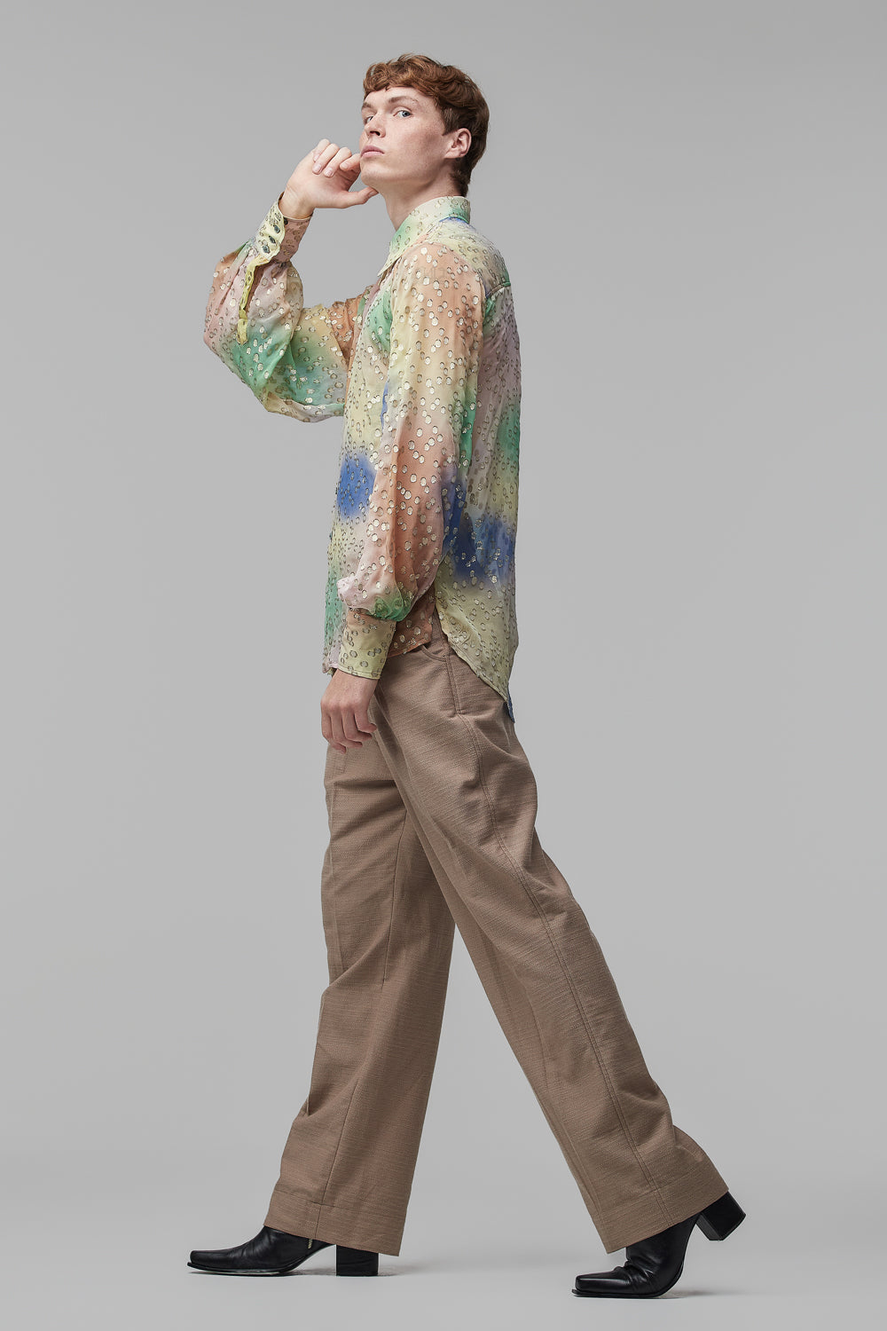 Camisa de Mangas Longas e Bufantes em Crepe de Seda com Metal Dourado Estampado com Manchas Multicoloridas