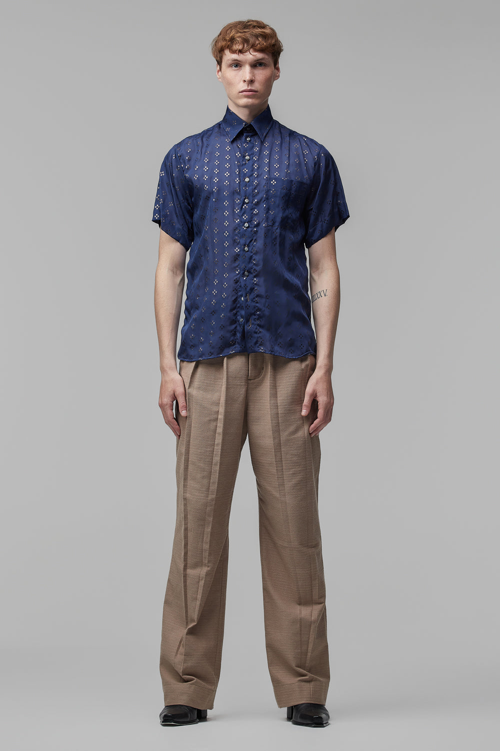 Camisa de Mangas Curtas em Musseline de Seda Azul-Marinho com Detalhes Geométricos em Metal Preto