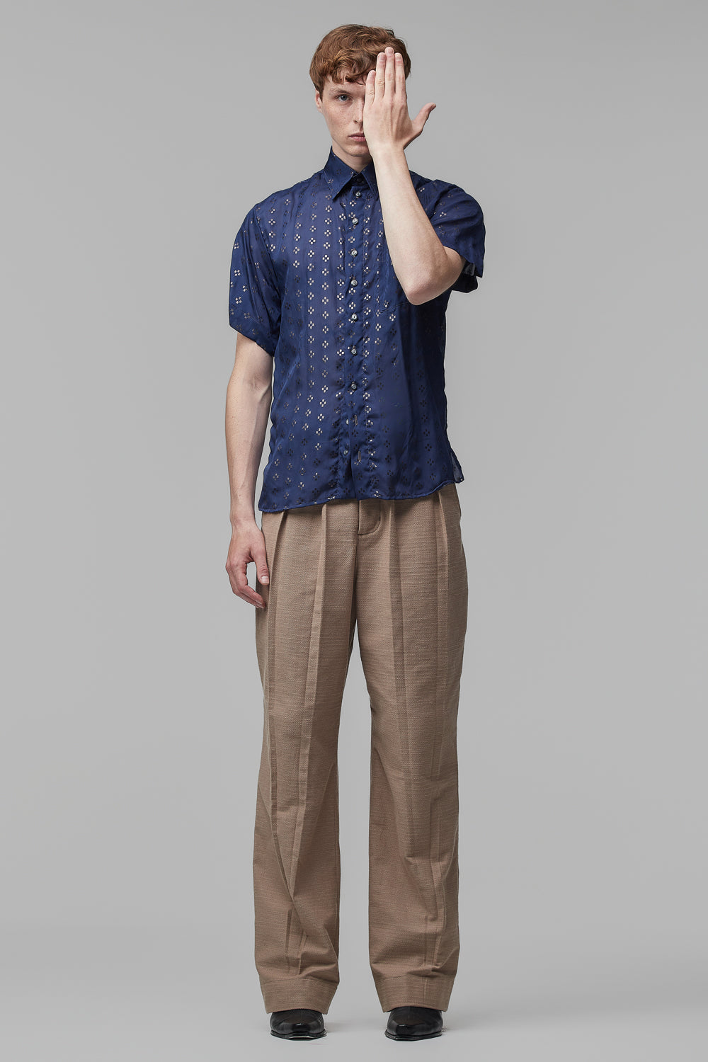 Camisa de Mangas Curtas em Musseline de Seda Azul-Marinho com Detalhes Geométricos em Metal Preto