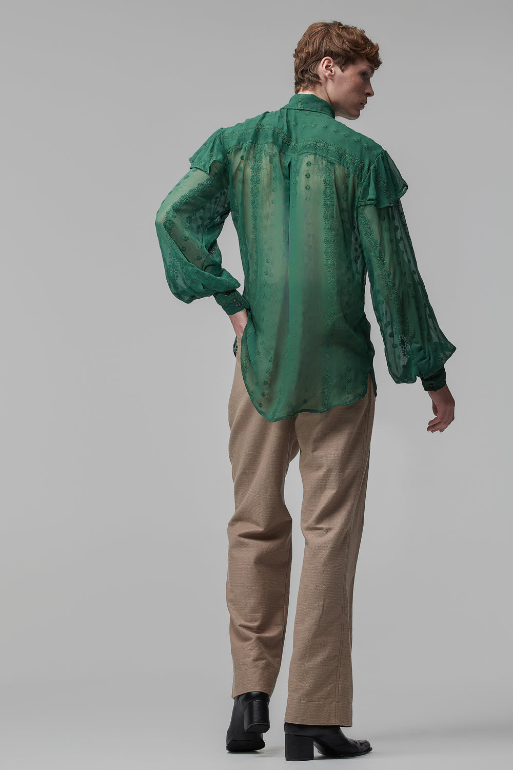 Camisa de Mangas Longas em Chiffon de Seda Verde-Bandeira Bordado em Linha com Babados nos Ombros