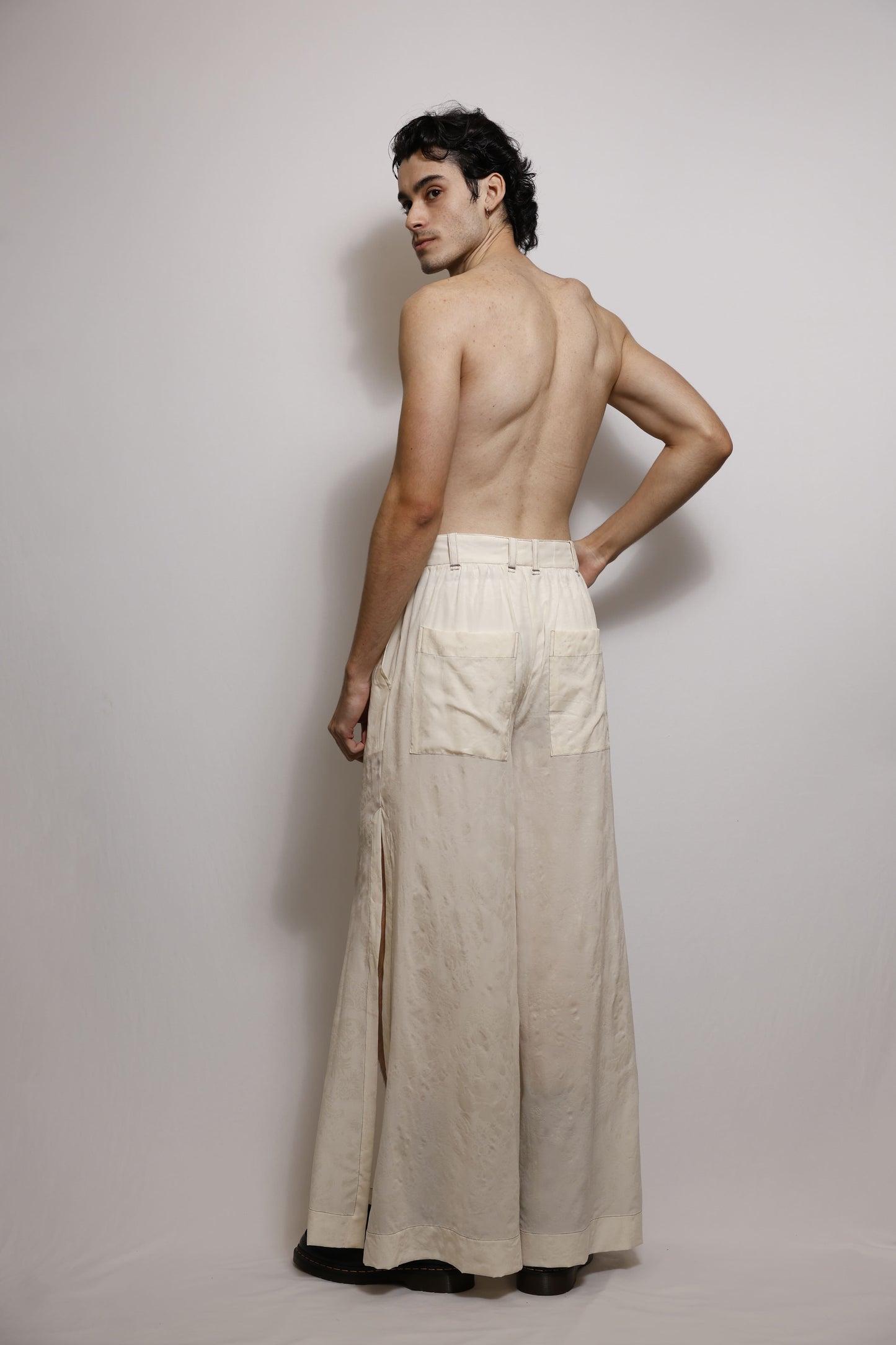 Calça Palazzo em Crepe de Chine Estampado Floral em Relevo - Off white