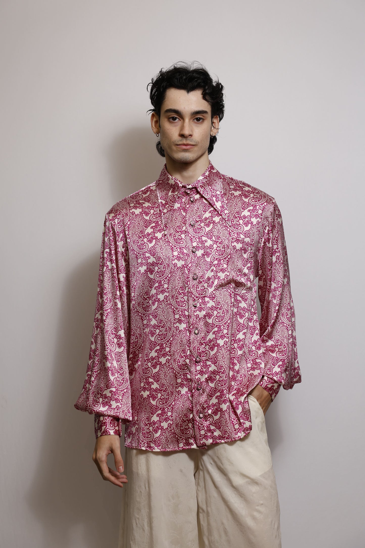 Camisa em Cetim de Seda Paisley - Off/ Magenta