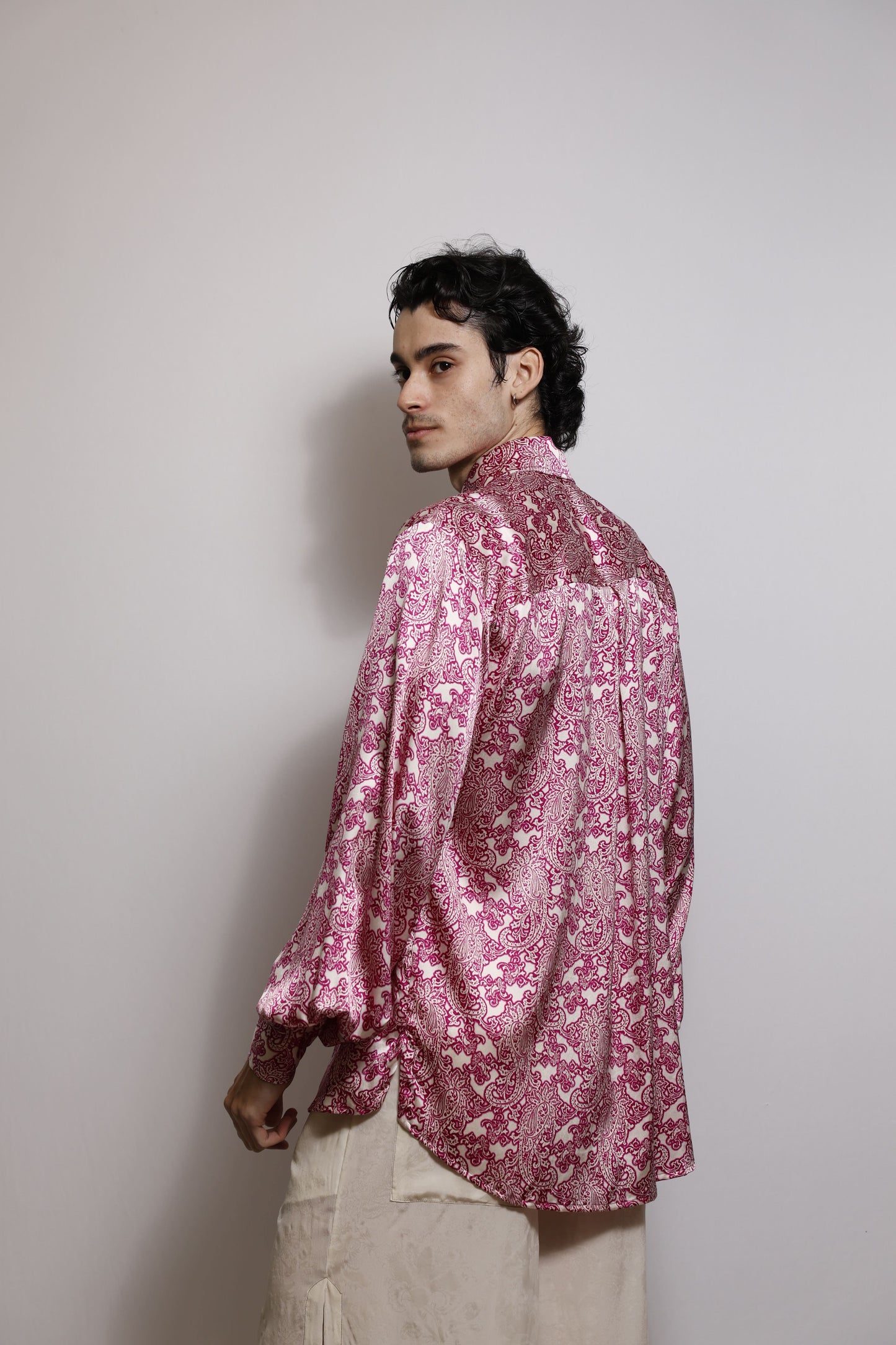 Camisa em Cetim de Seda Paisley - Off/ Magenta