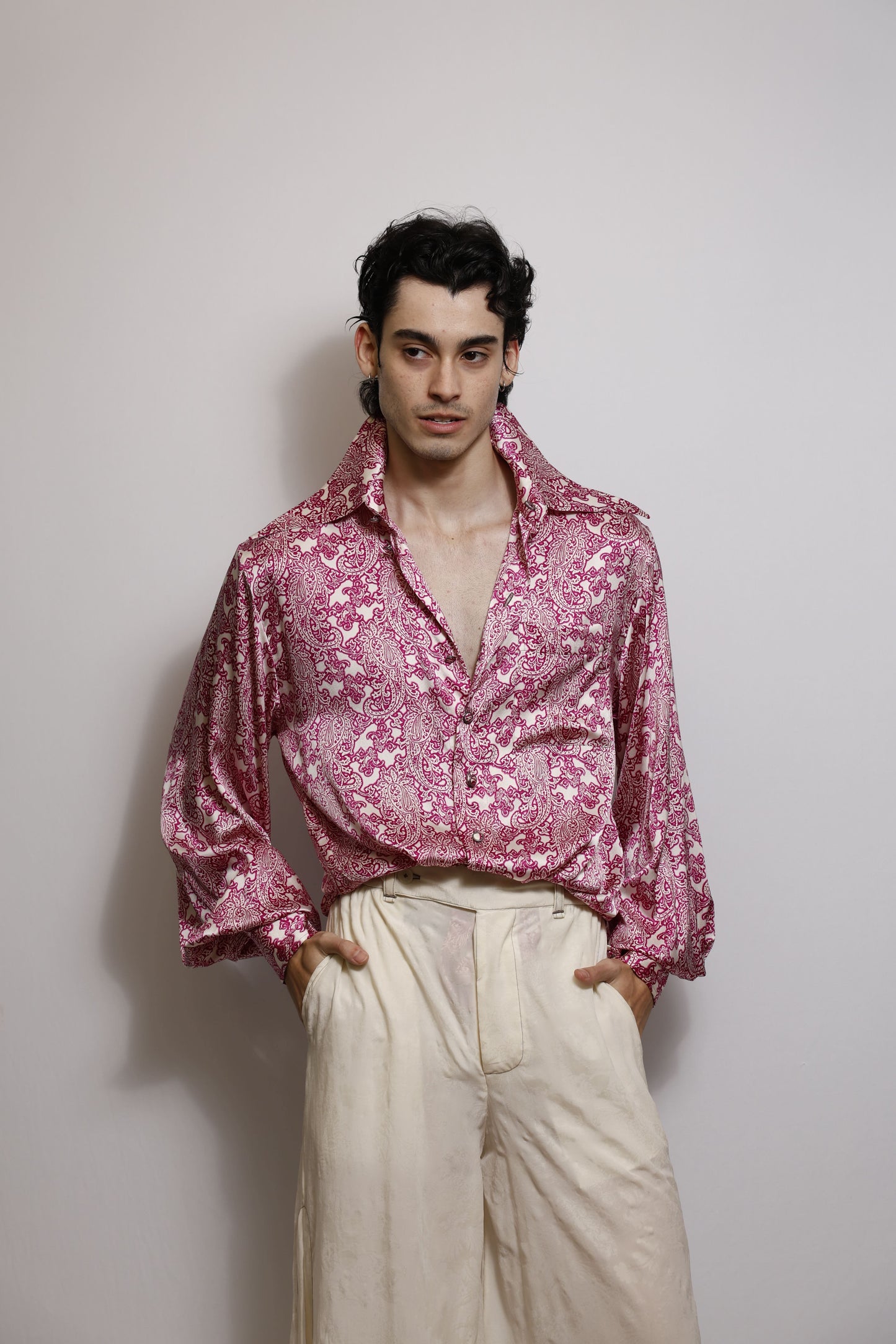 Camisa em Cetim de Seda Paisley - Off/ Magenta