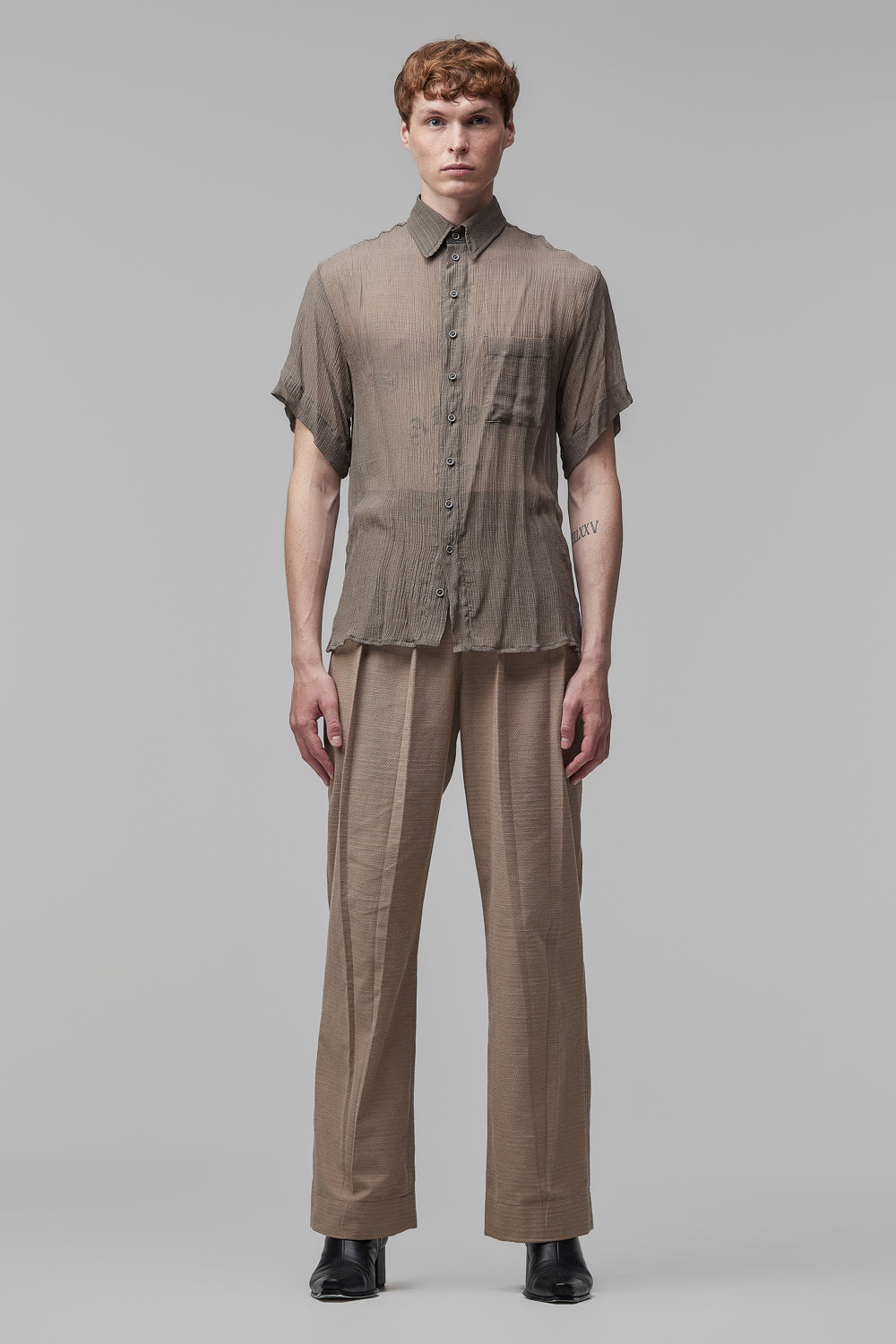Camisa de Mangas Curtas em Chiffon de Seda Cinza com Detalhe em Relevo