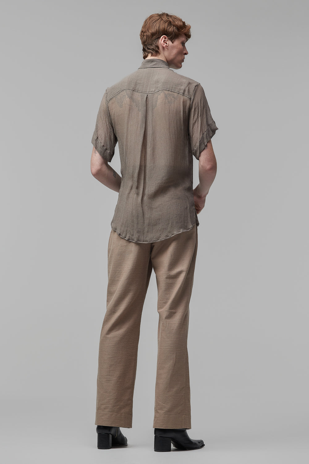 Camisa de Mangas Curtas em Chiffon de Seda Cinza com Detalhe em Relevo