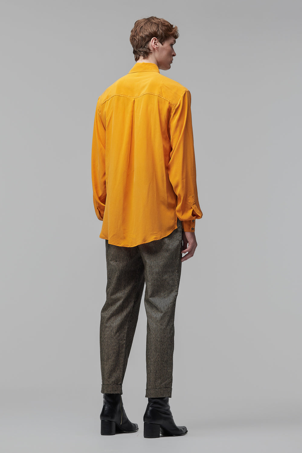 Camisa de Mangas Longas em Cetim de Seda Peletizado Amarelo-Ouro
