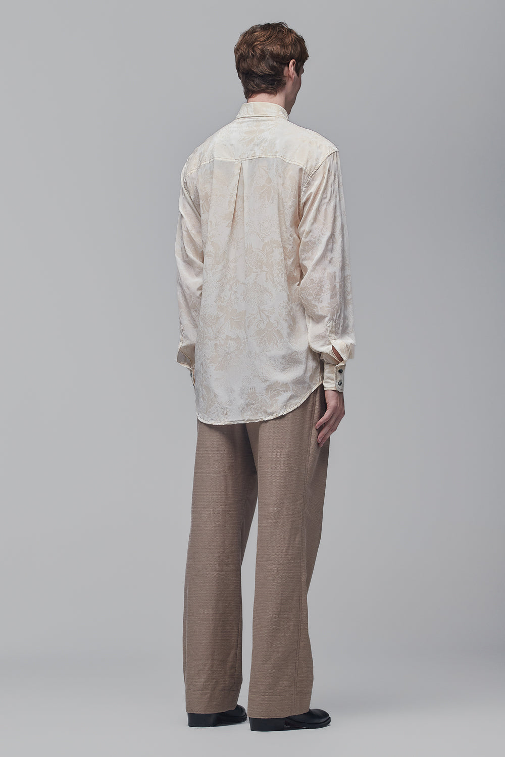 Camisa de Mangas Longas em Crepe de Seda Off-White com Estampa em Relevo de Flores Amarelo-Nápoles