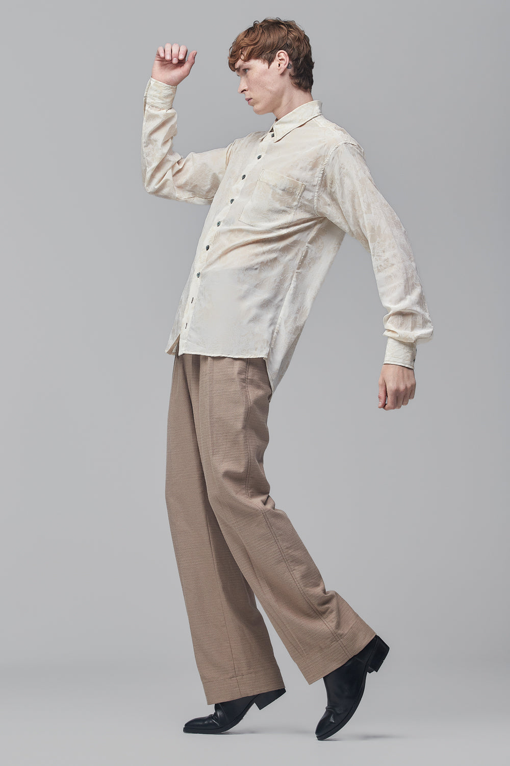 Camisa de Mangas Longas em Crepe de Seda Off-White com Estampa em Relevo de Flores Amarelo-Nápoles