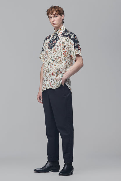 Camisa de Mangas Curtas em Crepes de Seda Estampados com Flores Exóticas