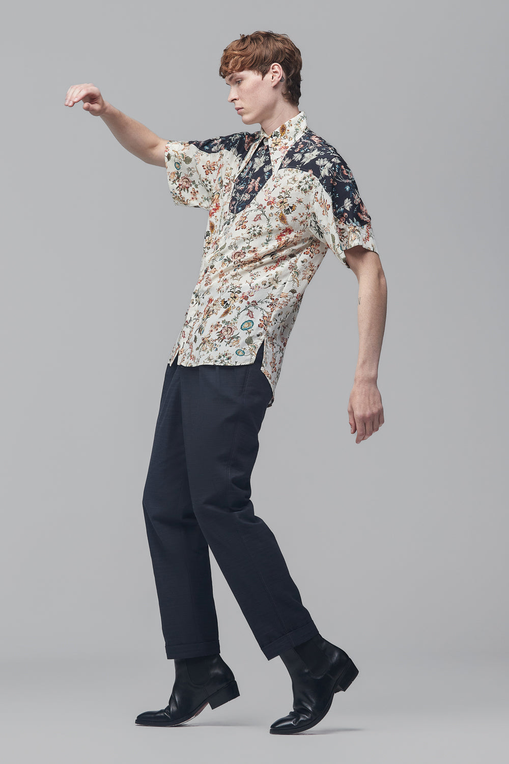 Camisa de Mangas Curtas em Crepes de Seda Estampados com Flores Exóticas
