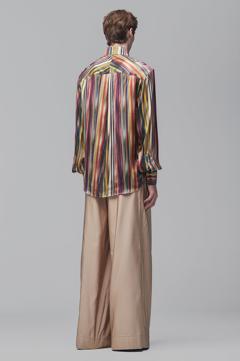 Camisa de Mangas Longas em Cetim de Seda Estampado com Listras Multicoloridas Difusas