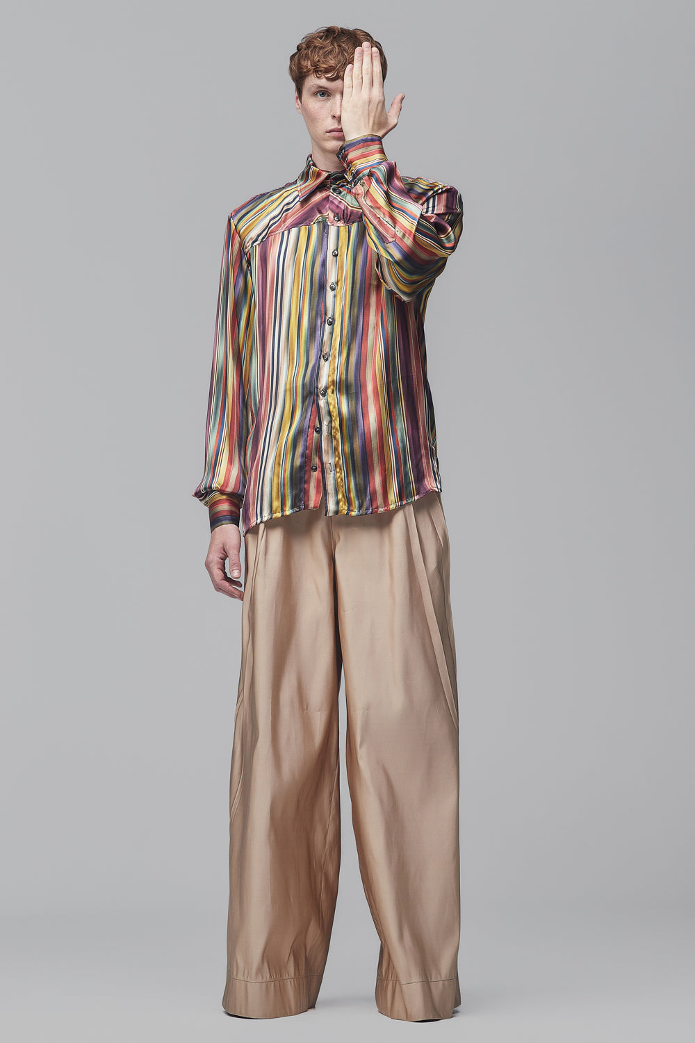 Camisa de Mangas Longas em Cetim de Seda Estampado com Listras Multicoloridas Difusas