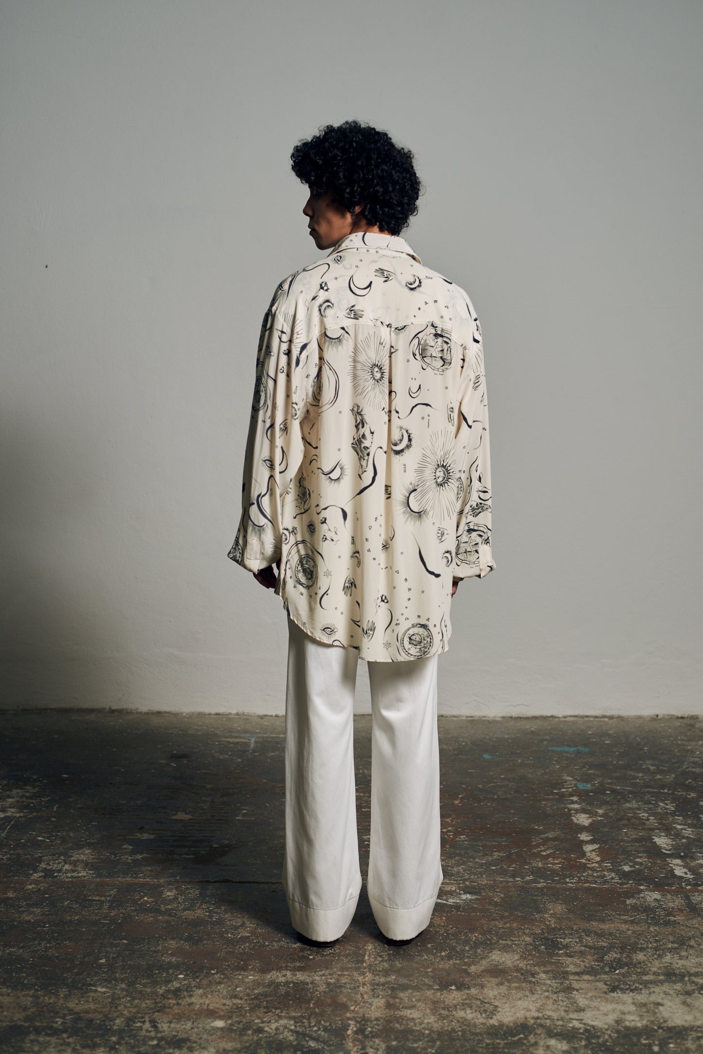 Camisa em Crepe de Chine Astros - Off e Chumbo