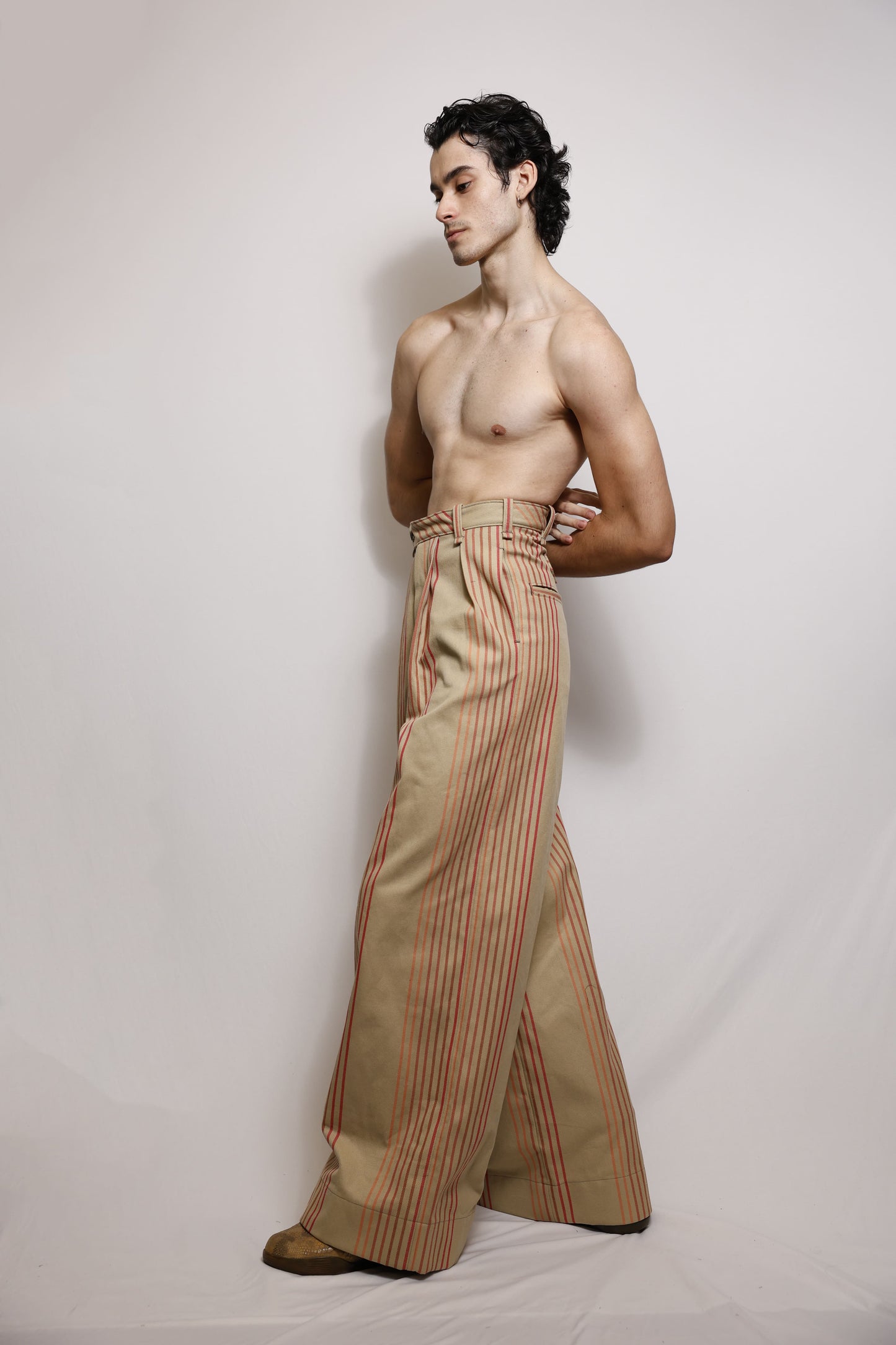 Pantalona em Sarja Pesada com Listras em Fio Tinto - Camel