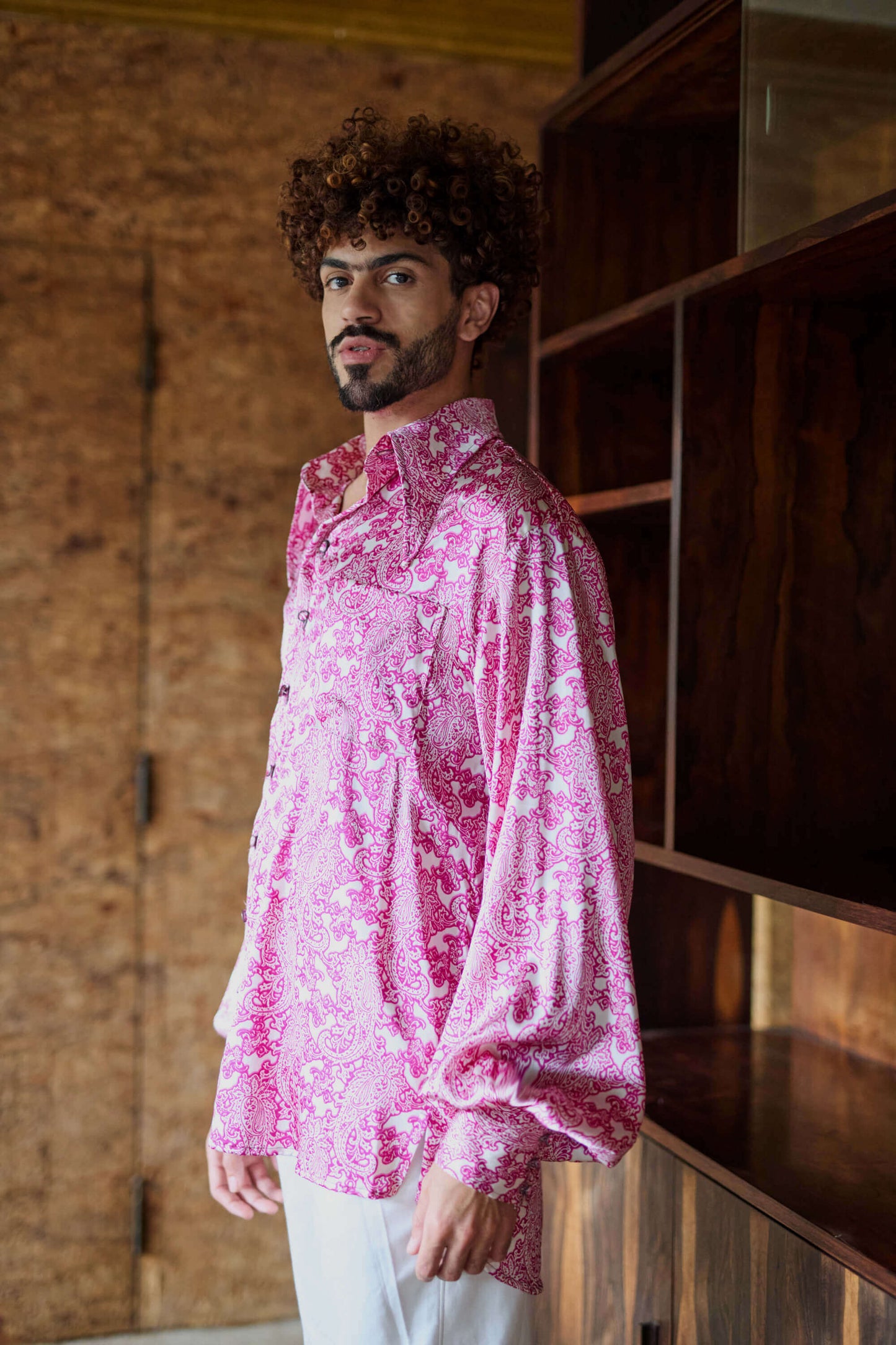 Camisa em Cetim de Seda Paisley - Off/ Magenta