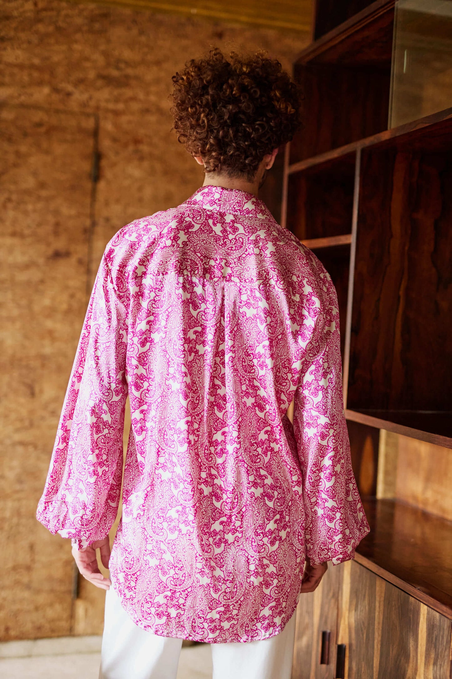 Camisa em Cetim de Seda Paisley - Off/ Magenta