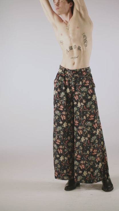 Calça Palazzo com Fenda Lateral em Crepe de Seda Estampado com Flores Exóticas Sobre Fundo Preto