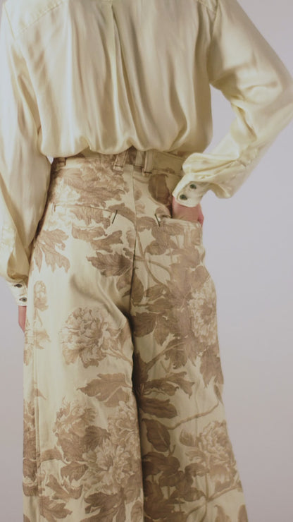 Pantalona em Jacquard Pesado Floral em Tons de Off-White e Cinzas Claros