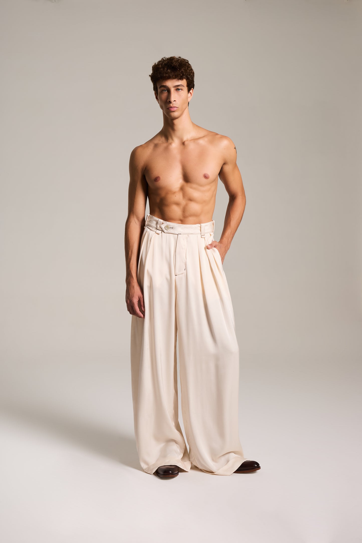 Calça Baggy de Alfaiataria em Cetim de Viscose Champagne Etéreo