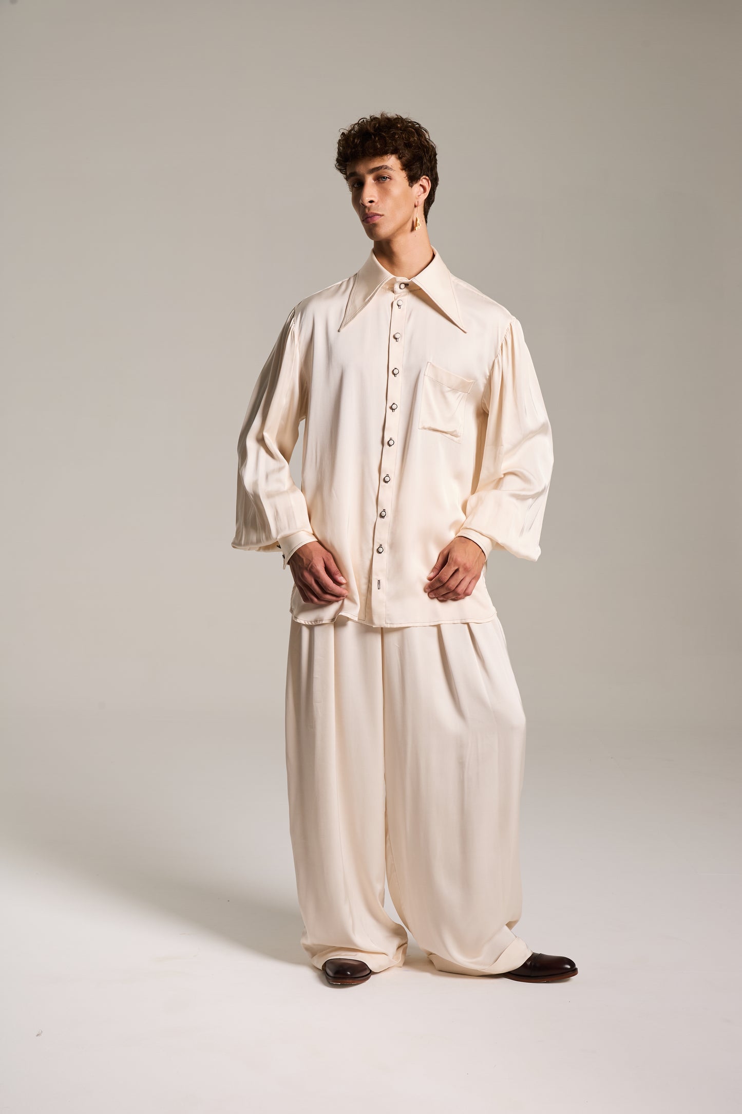 Camisa de Mangas Bufantes em Cetim de Viscose Champagne Etéreo