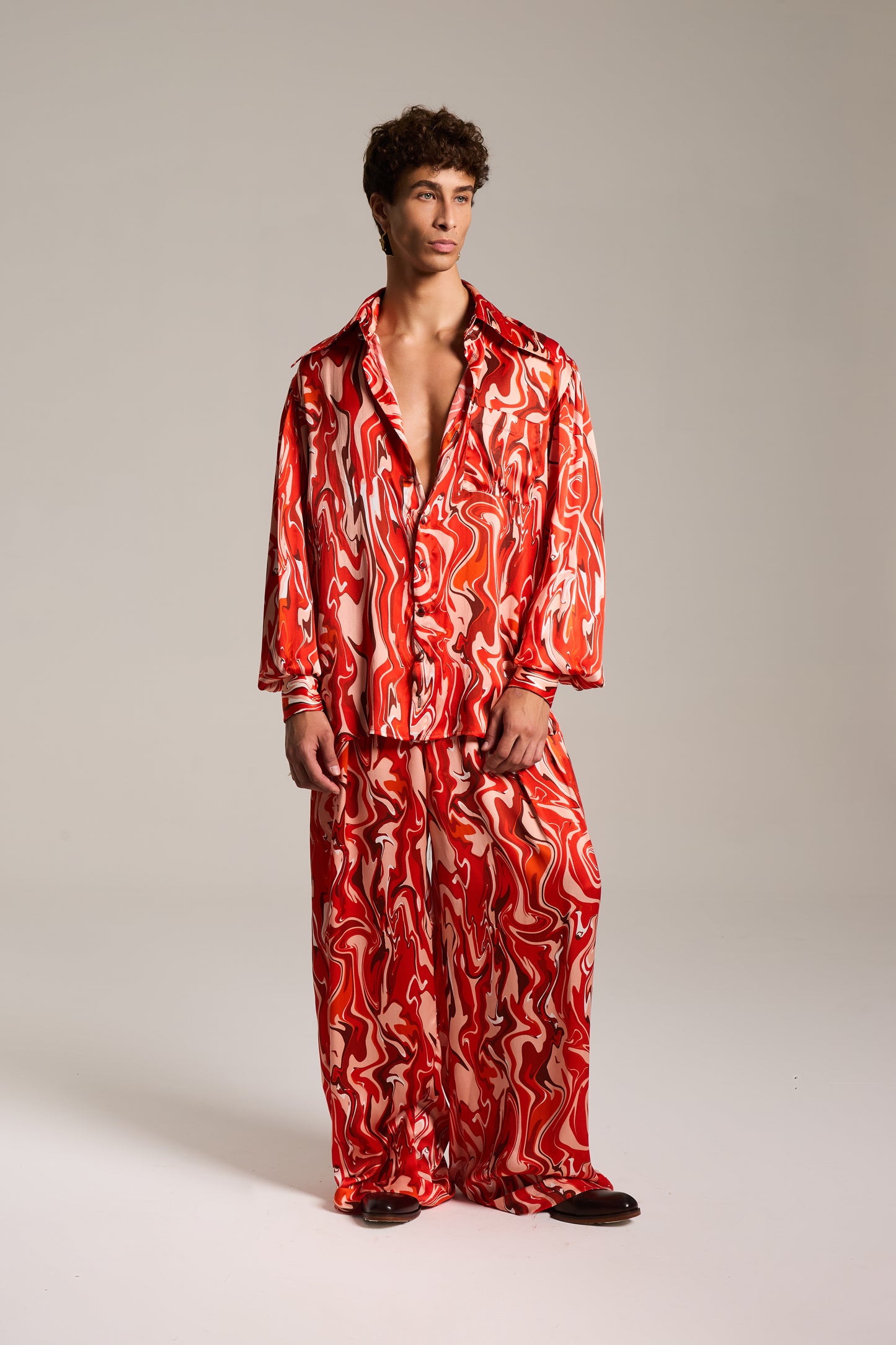 Camisa de Seda com Mangas Bufantes estampada em Mármore Sanguíneo Pulsante