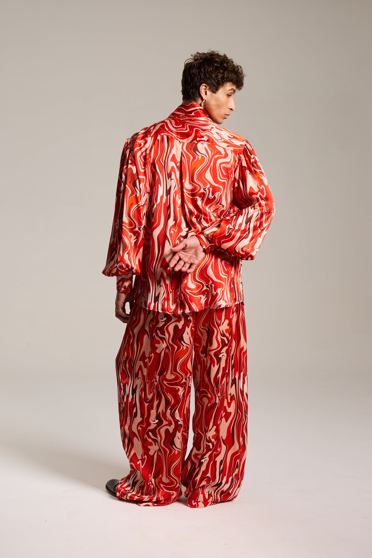 Camisa de Seda com Mangas Bufantes estampada em Mármore Sanguíneo Pulsante