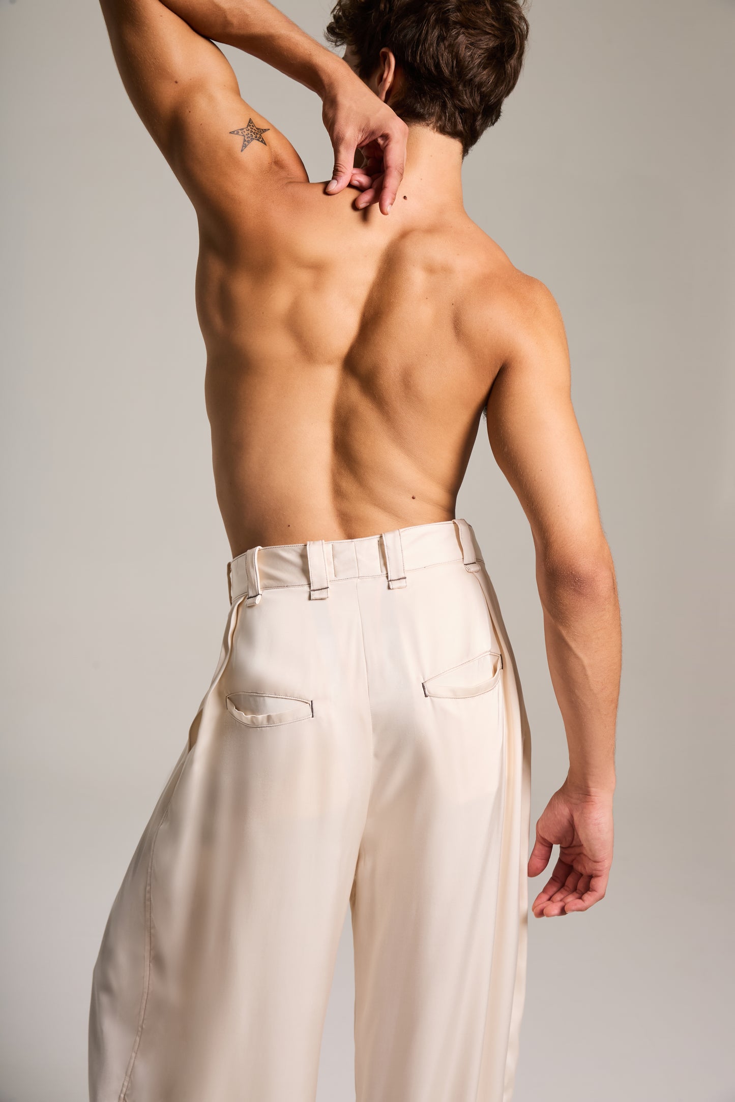 Calça Baggy de Alfaiataria em Cetim de Viscose Champagne Etéreo