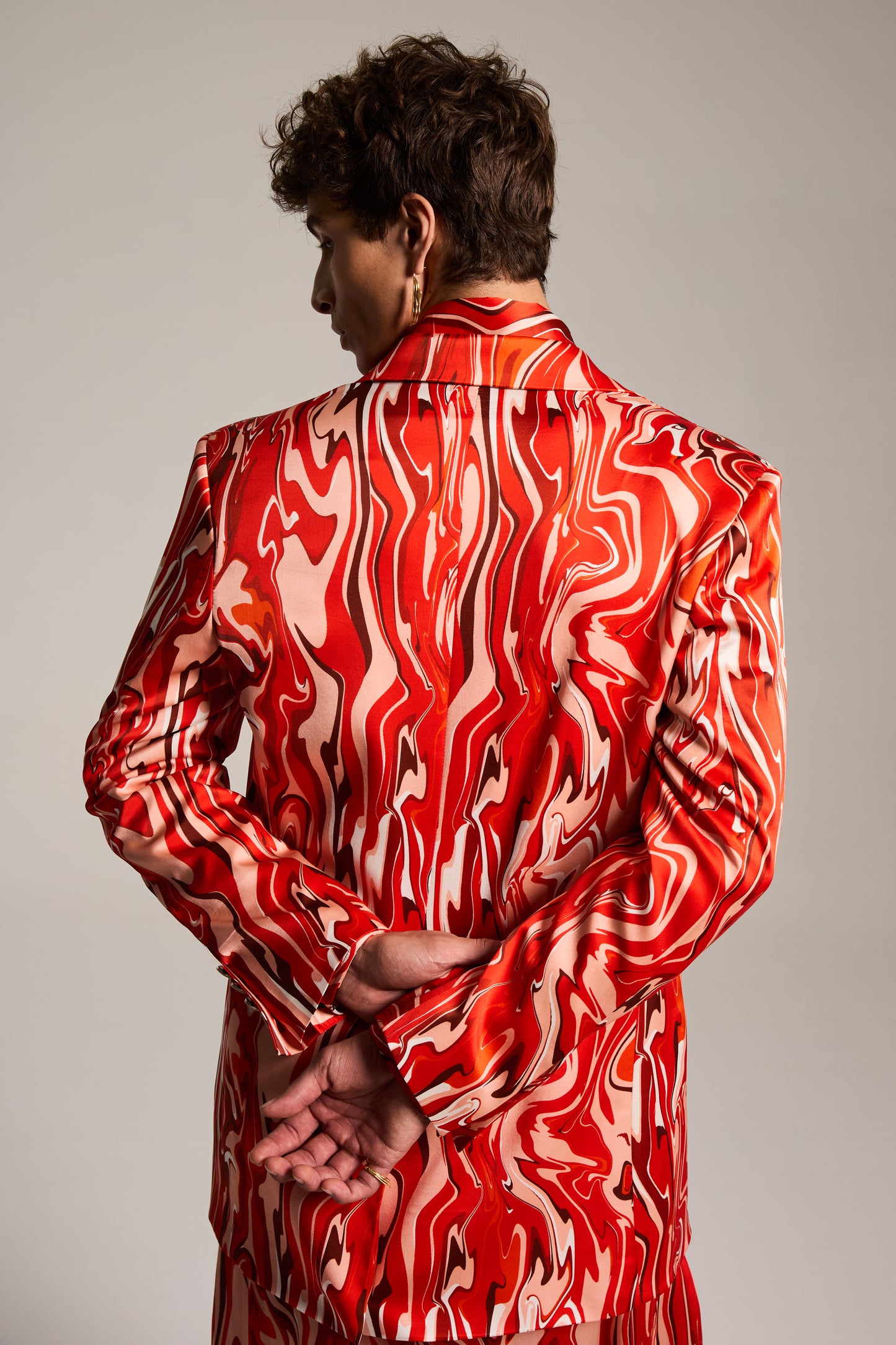 Blazer de Seda com Mangas Bufantes estampada em Mármore Sanguíneo Pulsante