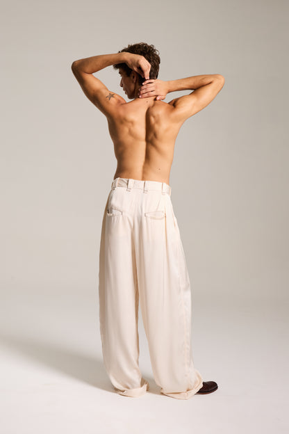 Calça Baggy de Alfaiataria em Cetim de Viscose Champagne Etéreo