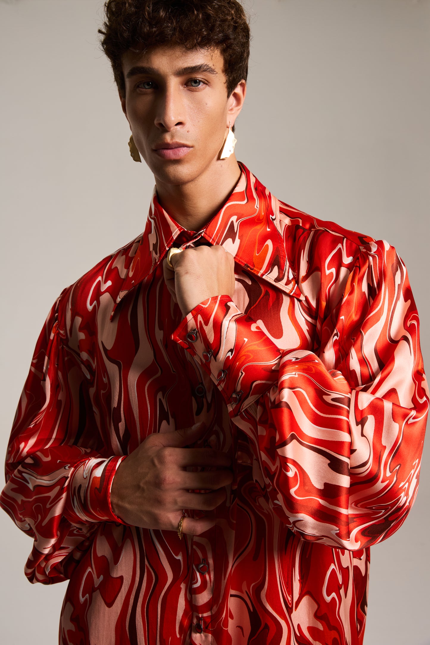 Camisa de Seda com Mangas Bufantes estampada em Mármore Sanguíneo Pulsante