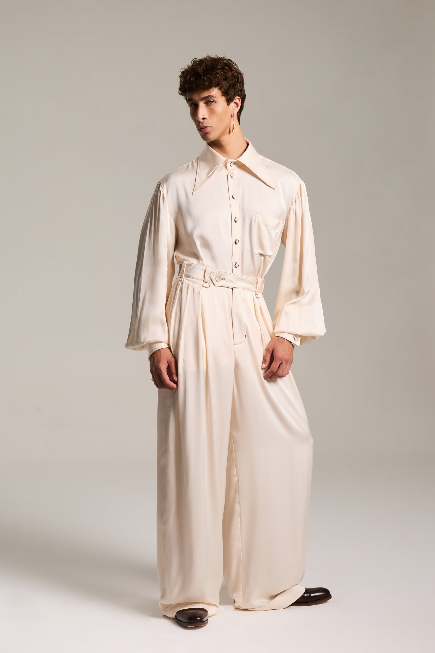 Calça Baggy de Alfaiataria em Cetim de Viscose Champagne Etéreo