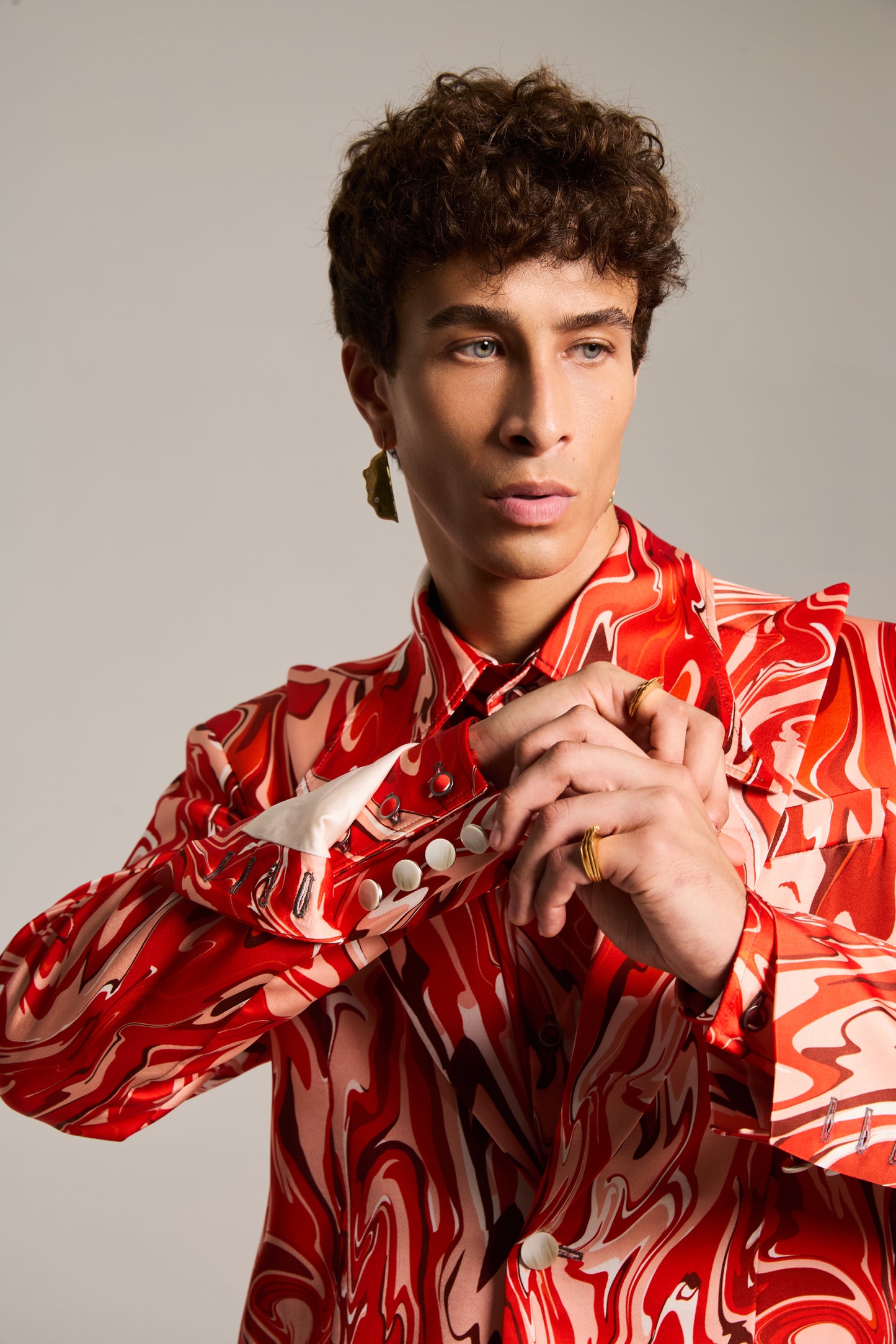 Blazer de Seda com Mangas Bufantes estampada em Mármore Sanguíneo Pulsante