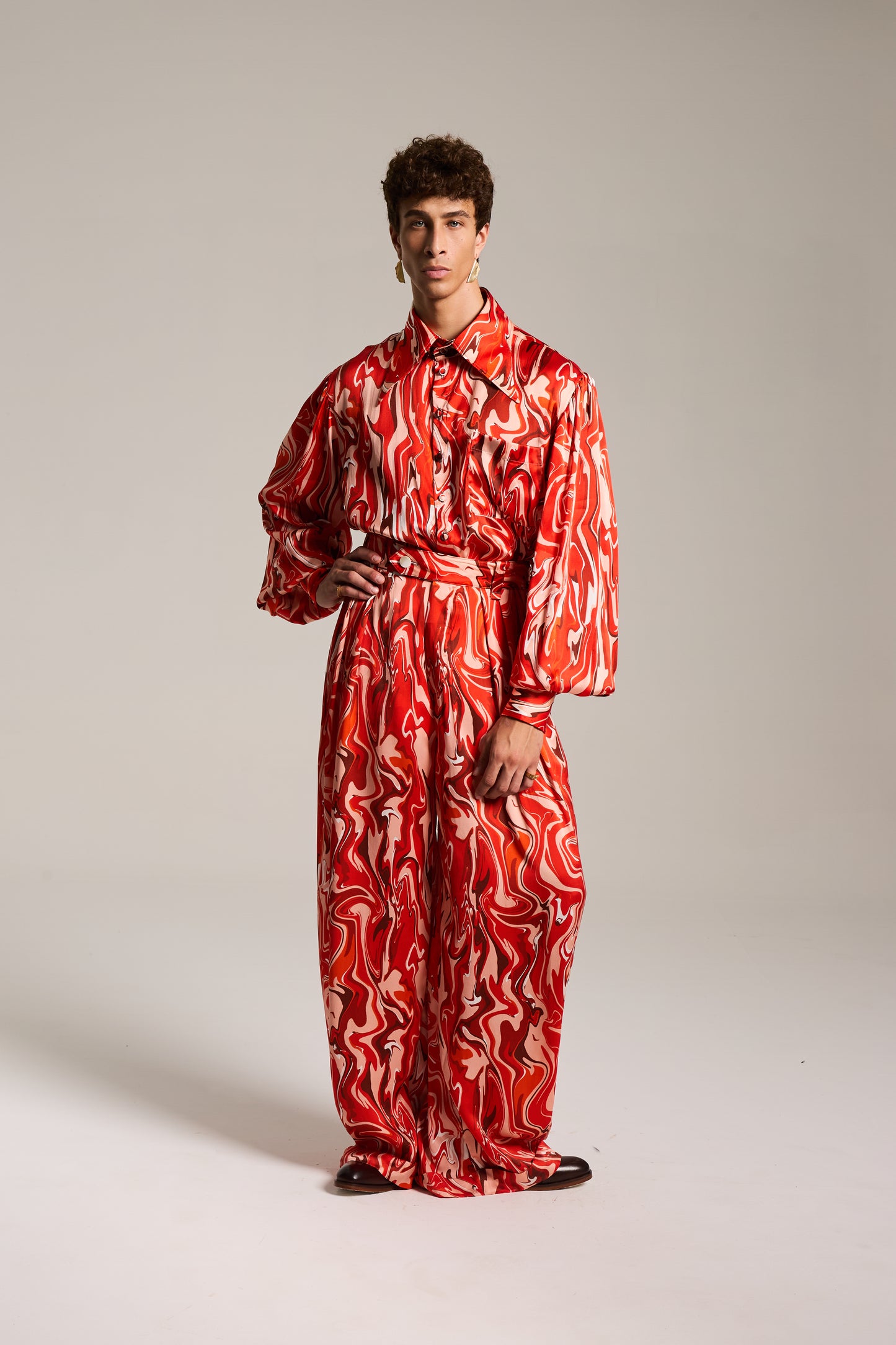 Camisa de Seda com Mangas Bufantes estampada em Mármore Sanguíneo Pulsante